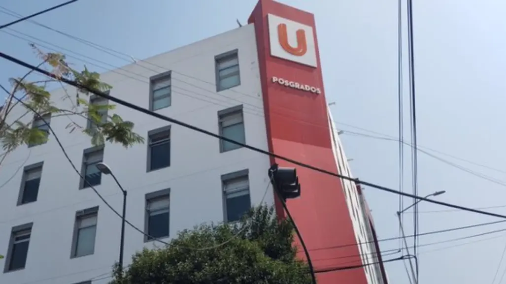 Universitario en Puebla se tira del 5to piso de edificio