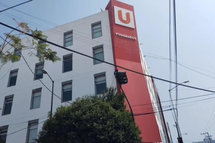 Universitario en Puebla se tira del 5to piso de edificio