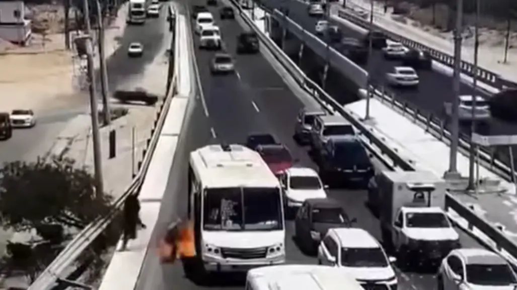 Sujetos incendian un autobús en Cabo San Lucas con pasajeros a bordo