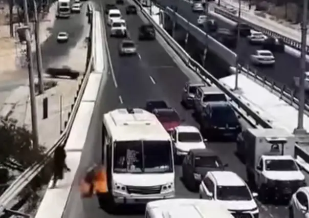 Sujetos incendian un autobús en Cabo San Lucas con pasajeros a bordo