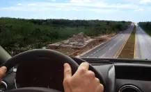 Esta carretera de Yucatán está rodeada por kilómetros de ruinas mayas