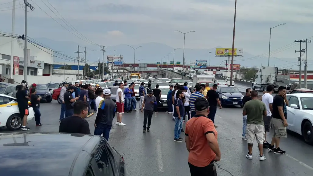 Caos vial en Saltillo: choferes de aplicación bloquean distribuidor vial El Sarape