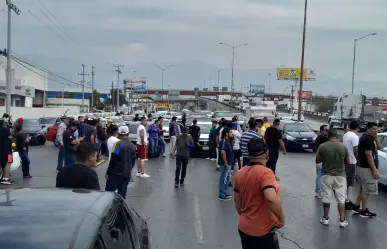Caos vial en Saltillo: choferes de aplicación bloquean distribuidor vial El Sarape