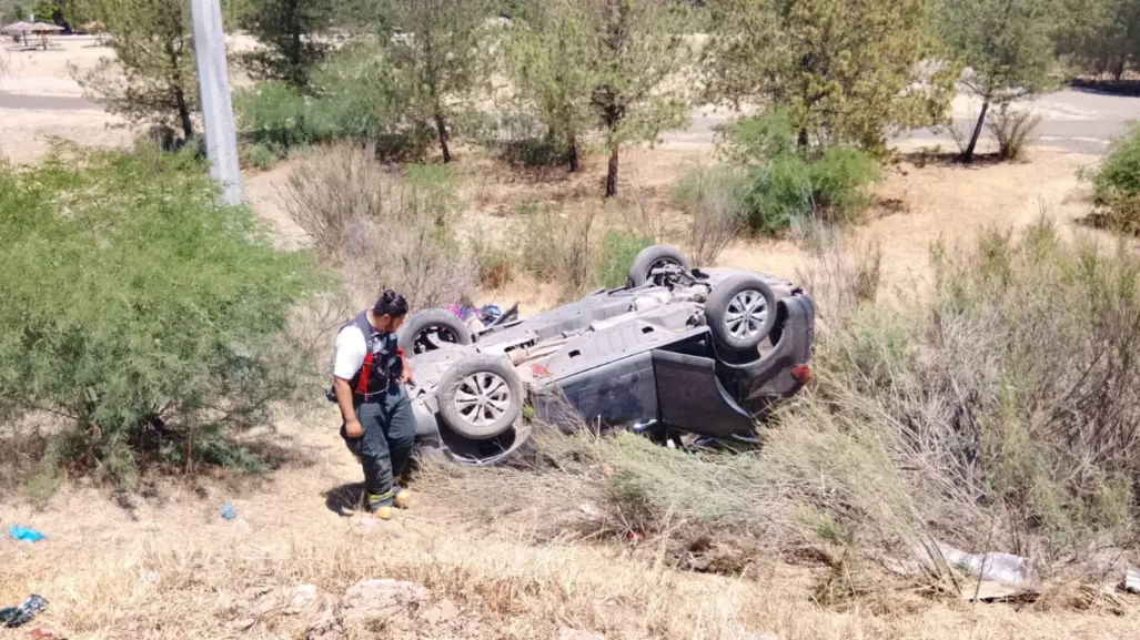 Jovencitos vuelcan en camino a un balneario de Durango; hay 5 lesionados