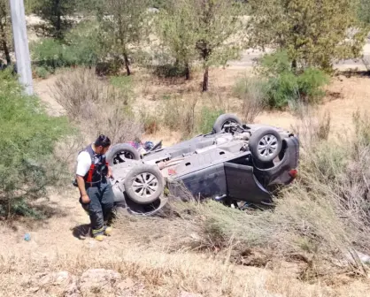 Jovencitos vuelcan en camino a un balneario de Durango; hay 5 lesionados