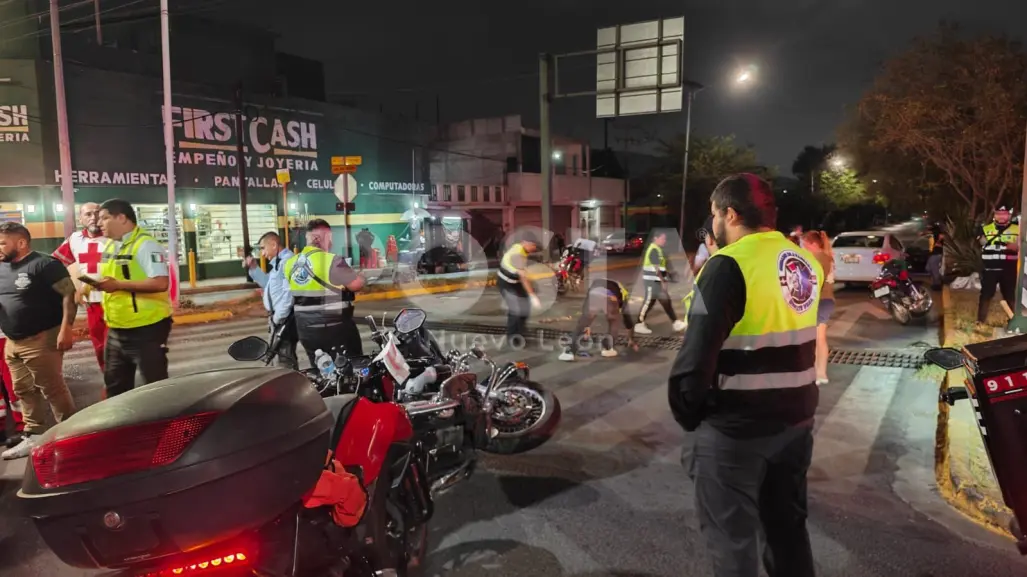 Motociclista acaba herido tras impactante choque en Monterrey