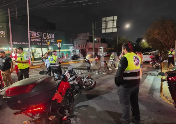 Motociclista acaba herido tras impactante choque en Monterrey