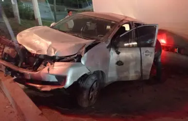 VIDEO | Auto termina en canalón tras perder el control en San Nicolás de los Garza