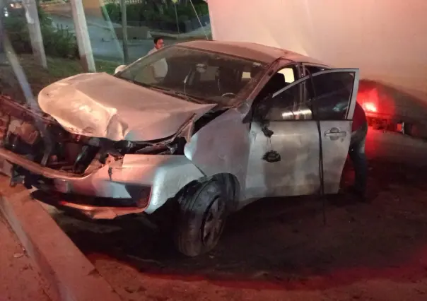 VIDEO | Auto termina en canalón tras perder el control en San Nicolás de los Garza