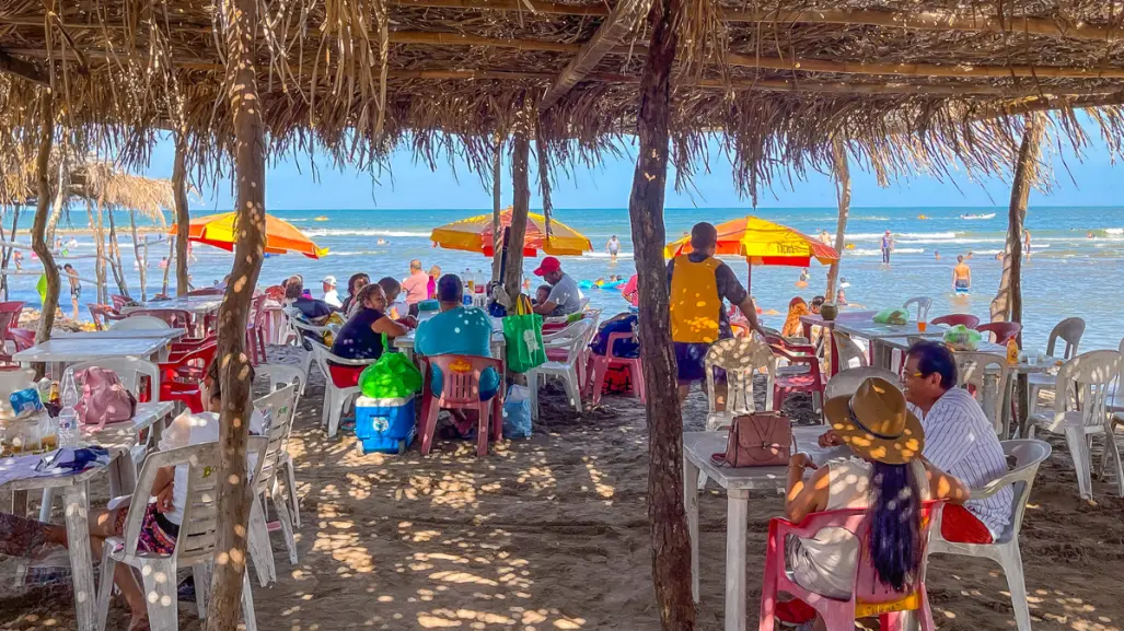 Palaperos agreden a turistas, legisladora pide más reglas para las playas en Veracruz