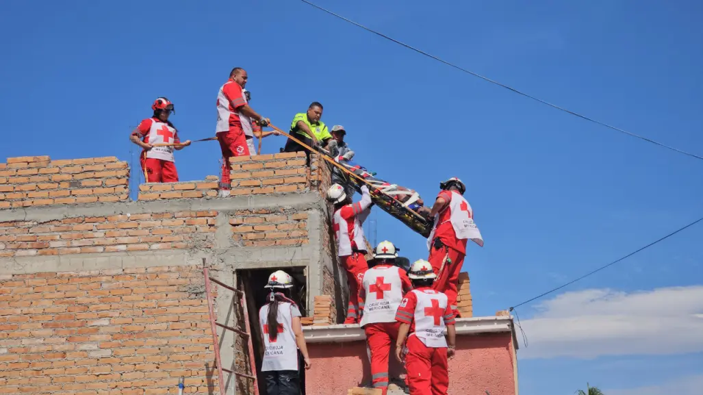 VIDEO | Golpe de calor deja inconsciente a un albañil y lo rescatan con cuerdas y canastilla