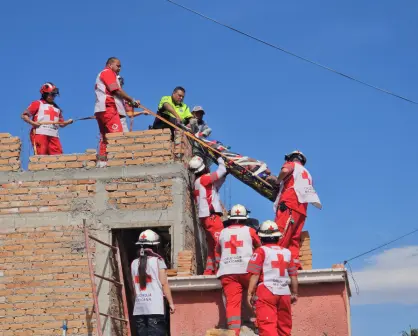 VIDEO | Golpe de calor deja inconsciente a un albañil y lo rescatan con cuerdas y canastilla