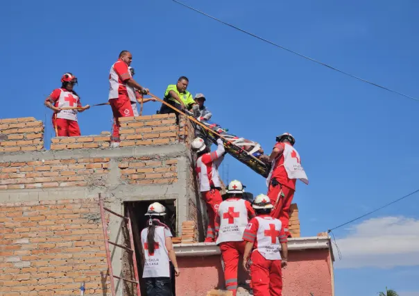 VIDEO | Golpe de calor deja inconsciente a un albañil y lo rescatan con cuerdas y canastilla