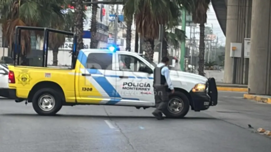 VIDEO | Hombre inicia incendio en palma y causa caos vial en Monterrey