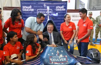Marcelo Ebrard se sube al vehículo volador Mantarraya, un automóvil Hecho en México