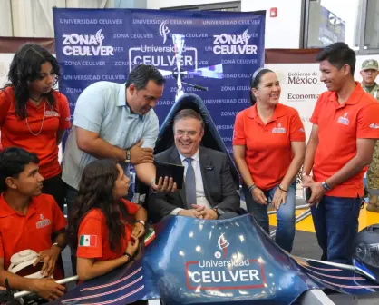 Marcelo Ebrard se sube al vehículo volador Mantarraya, un automóvil Hecho en México