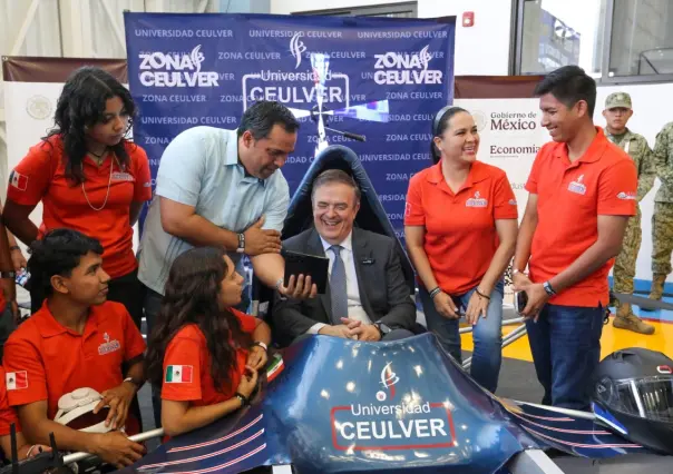 Marcelo Ebrard se sube al vehículo volador Mantarraya, un automóvil Hecho en México