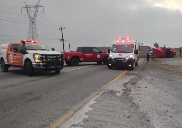 VIDEO | Tráiler vuelca en carretera Monterrey-Saltillo deja 3 heridos