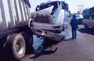 Choque entre pipa de agua y tráiler paraliza la autopista México-Pirámides