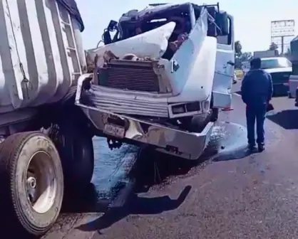 Choque entre pipa de agua y tráiler paraliza la autopista México-Pirámides