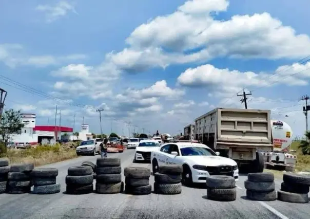 Otra vez cierran carretera en Tamaulipas: vendedores de carros usados protestan contra extorsiones
