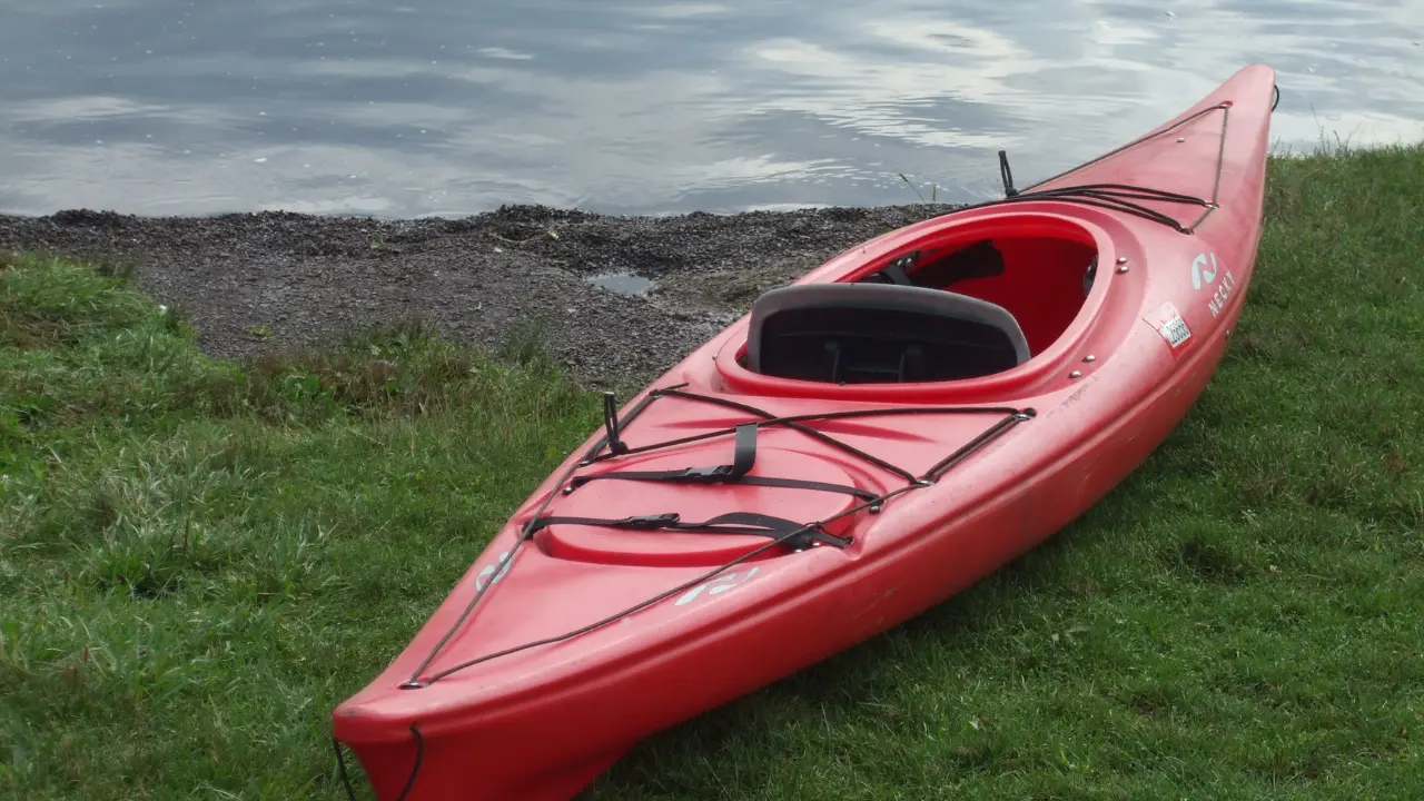 Practicar el kayak es posible en una presa cercana a la ciudad capital. Foto: Canva.