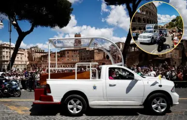 Papamóvil hecho en Saltillo traslada los restos del papa Francisco a Santa María la Mayor