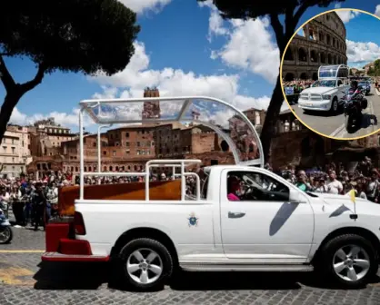 Papamóvil hecho en Saltillo traslada los restos del papa Francisco a Santa María la Mayor