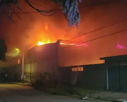 Incendio arrasa con bodega en Ecatepec y moviliza a cuerpos de emergencia