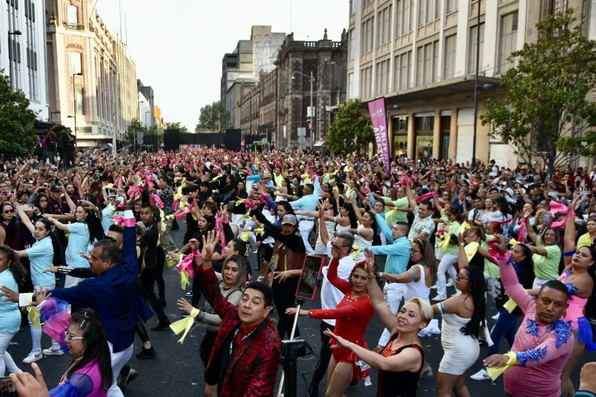Personas bailando son montuno en avenida 20 de noviembre en el Centro Histórico en CDMX.          Foto: X (@CulturaCiudadMx)
