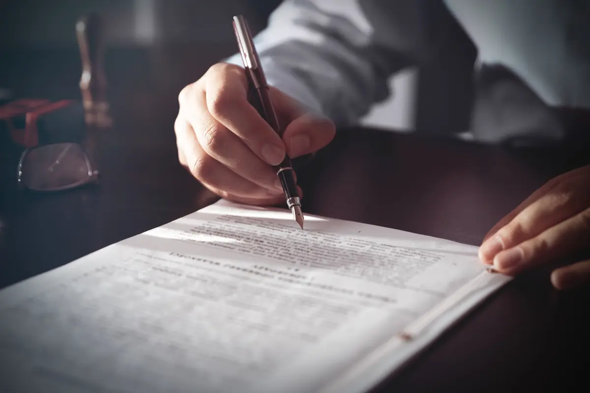 Firma de escrituras. Foto: Canva
