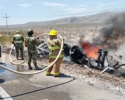 Volcadura e incendio de camiones en la carretera San Pedro-Cuatro Ciénegas