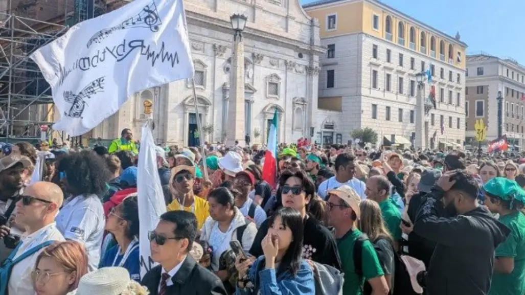 Más de 200,000 personas se reúnen en luto por el Papa Francisco en Roma