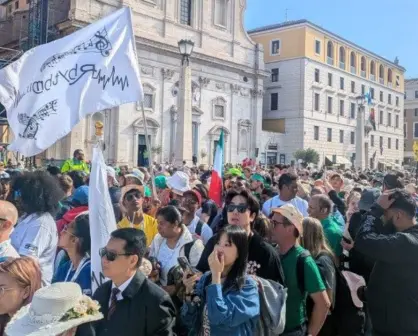 Más de 200,000 personas se reúnen en luto por el Papa Francisco en Roma