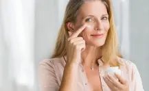 ¡Igual de efectiva que una mascarilla! Aprende a hacer tu propia crema casera para eliminar arrugas