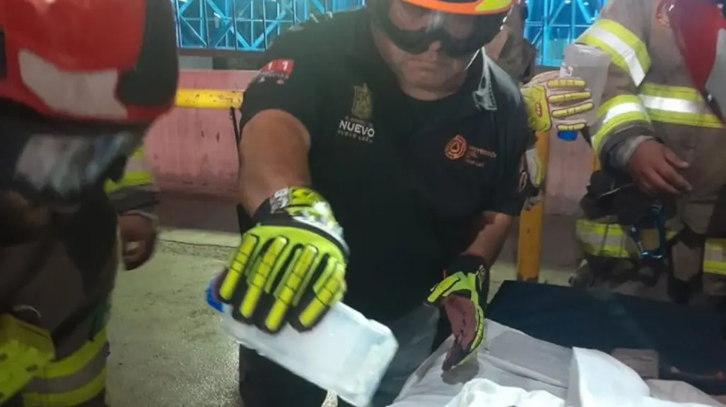 Menor es rescatado tras quedar con la mano atrapada en molino de carne