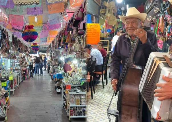 Influencer española prueba los platillos del Mercado Gómez Palacio