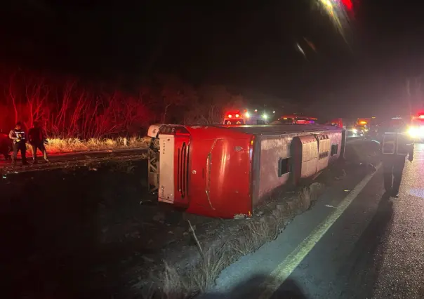 Reportan accidente carretero en Linares con saldo de un fallecido y lesionados