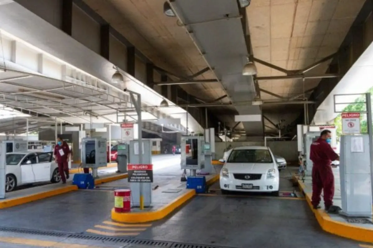 Automóviles realizando la Verificación Vehicular en CDMX. Foto: SEDEMA