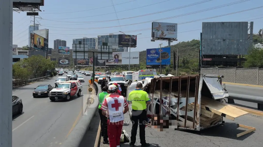 Volcadura de unidad pesada en Monterrey deja un muerto y un lesionado