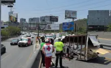 Volcadura de unidad pesada en Monterrey deja un muerto y un lesionado