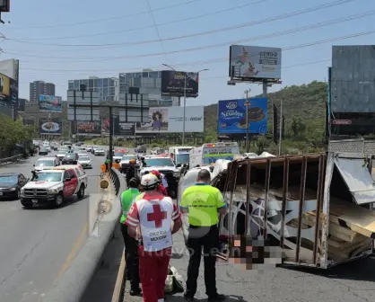 Volcadura de unidad pesada en Monterrey deja un muerto y un lesionado