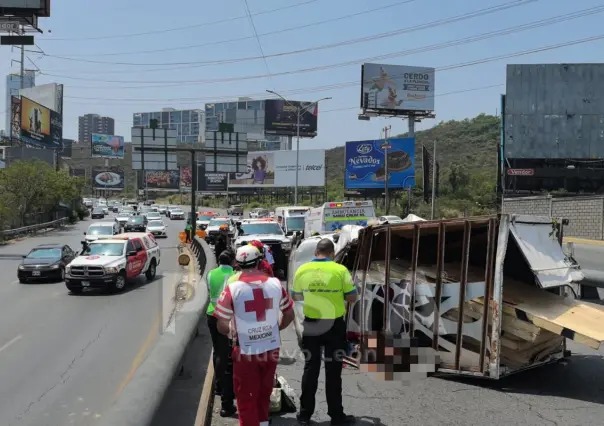 Volcadura de unidad pesada en Monterrey deja un muerto y un lesionado