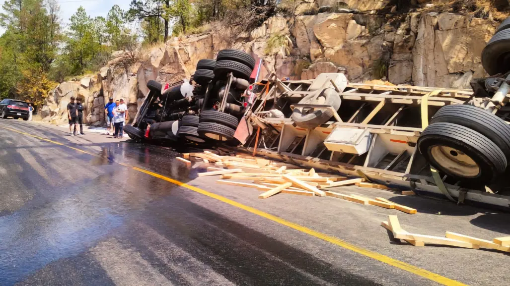 Vuelca tráiler con madera en la carretera libre Durango - Mazatlán y derrama diésel sobre el asfalto