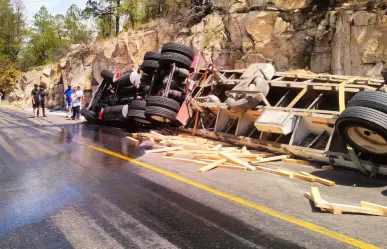Vuelca tráiler con madera en la carretera libre Durango - Mazatlán y derrama diésel sobre el asfalto