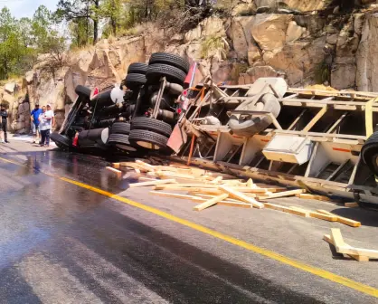 Vuelca tráiler con madera en la carretera libre Durango - Mazatlán y derrama diésel sobre el asfalto