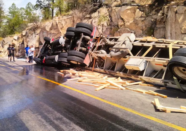 Vuelca tráiler con madera en la carretera libre Durango - Mazatlán y derrama diésel sobre el asfalto