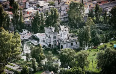 ¿Sabías que hay un castillo escondido entre los canales de Xochimilco?