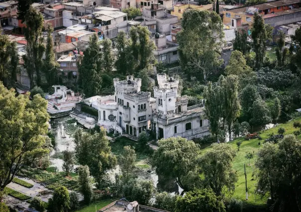 ¿Sabías que hay un castillo escondido entre los canales de Xochimilco?
