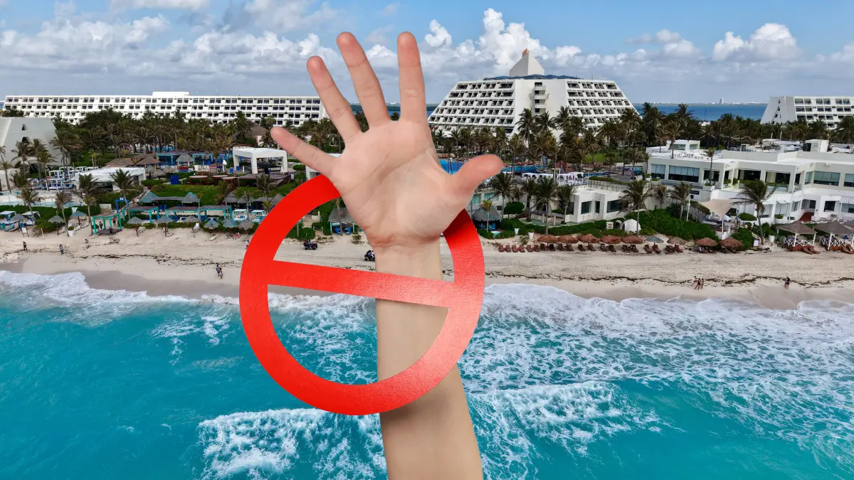 El color de las banderas y el oleaje dependen del clima Foto: Ayuntamiento de Cancún/Canva
